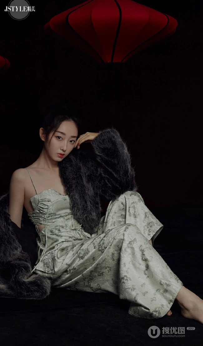 蒋梦婕另类美妆登《精美JSTYL》杂志，与戏剧融为一体的风格写真大片