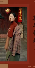 曾黎大宅门前优雅写真，红衣绿裙祝大家红红火火