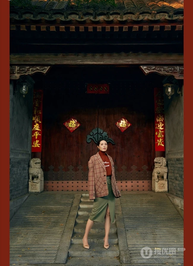 曾黎大宅门前优雅写真，红衣绿裙祝大家红红火火