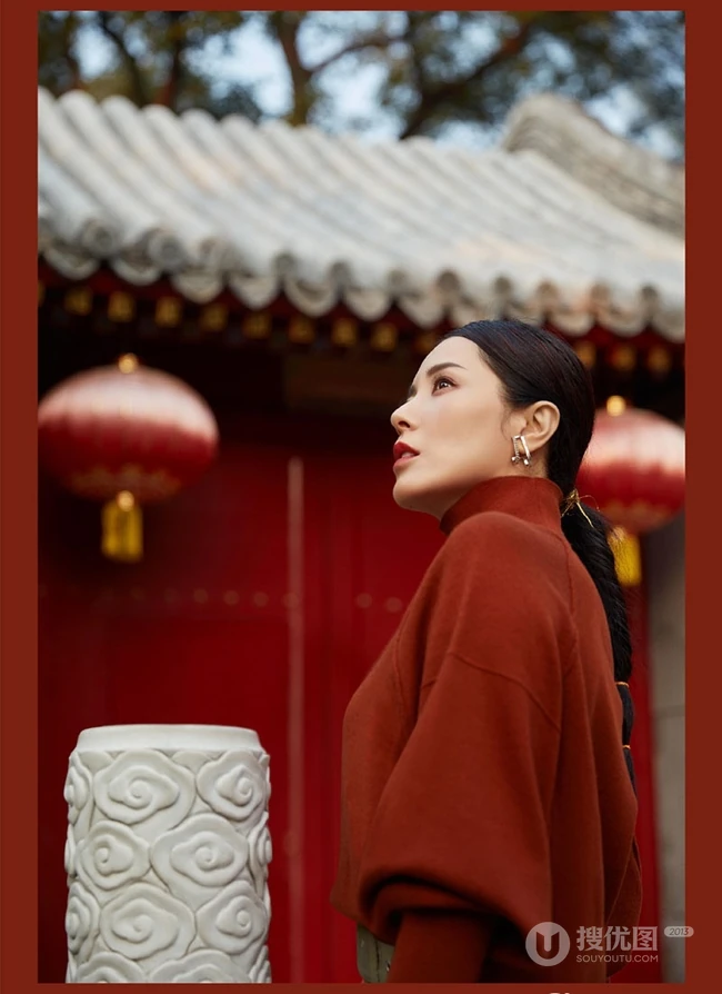 曾黎大宅门前优雅写真，红衣绿裙祝大家红红火火