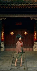 曾黎大宅门前优雅写真，红衣绿裙祝大家红红火火