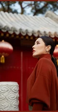 曾黎大宅门前优雅写真，红衣绿裙祝大家红红火火