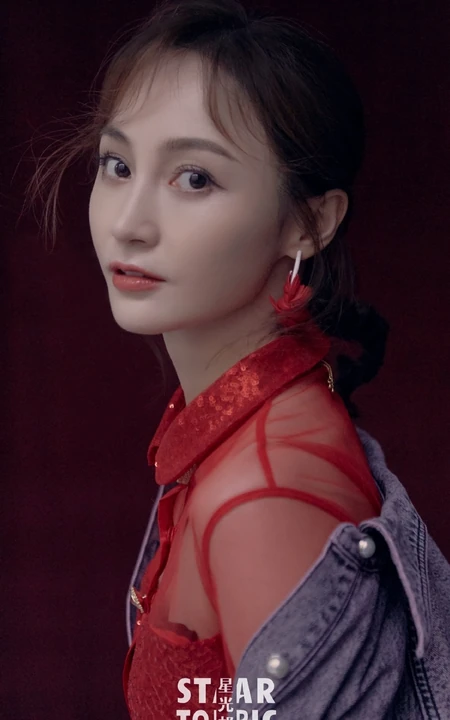 姚笛蕾丝红裙高跟登《星光邦》杂志靓丽动人写真图片