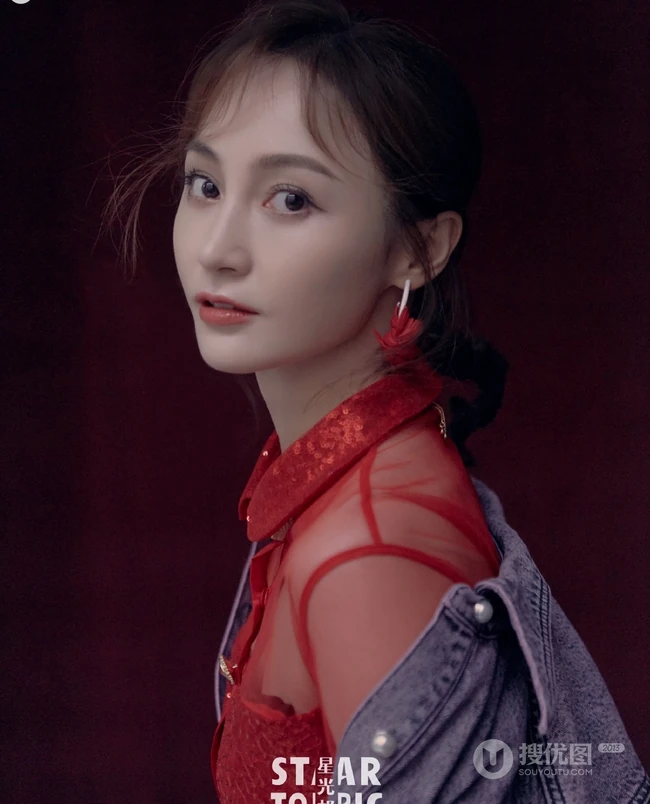 姚笛蕾丝红裙高跟登《星光邦》杂志靓丽动人写真图片
