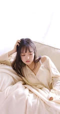 养眼手机壁纸系列，闺房内在床上的性感长发美女