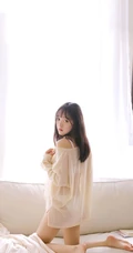 养眼手机壁纸系列，闺房内在床上的性感长发美女
