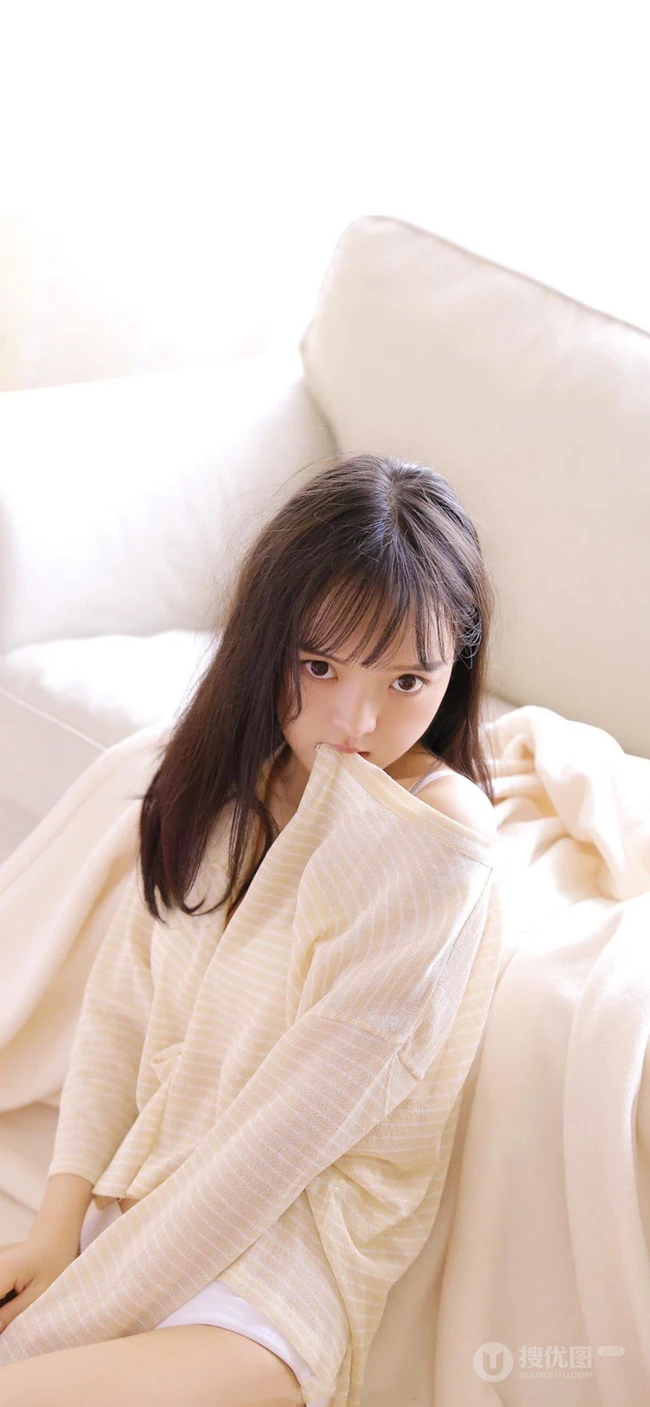 养眼手机壁纸系列，闺房内在床上的性感长发美女