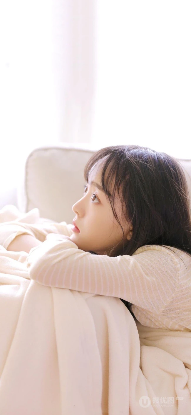 养眼手机壁纸系列，闺房内在床上的性感长发美女