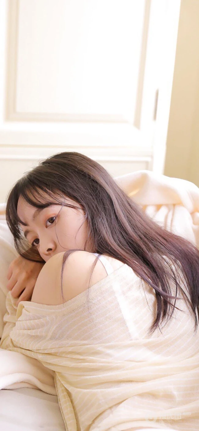 养眼手机壁纸系列，闺房内在床上的性感长发美女