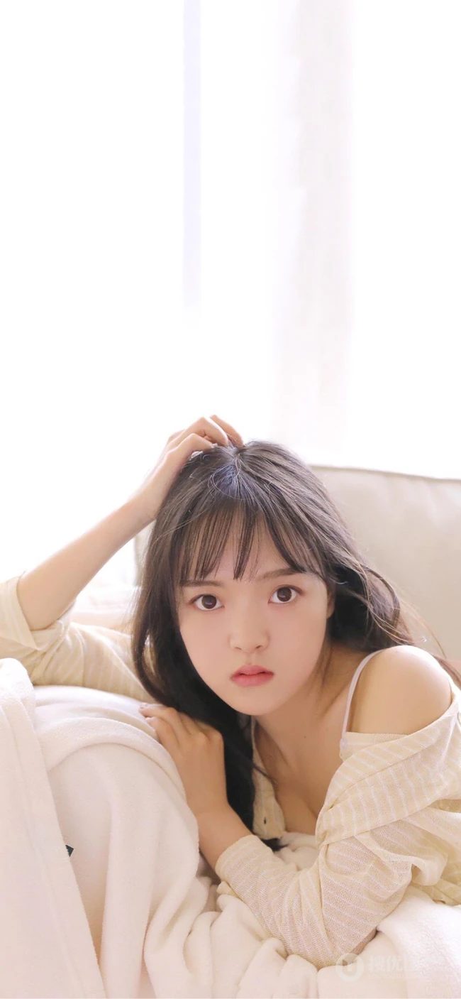 养眼手机壁纸系列，闺房内在床上的性感长发美女
