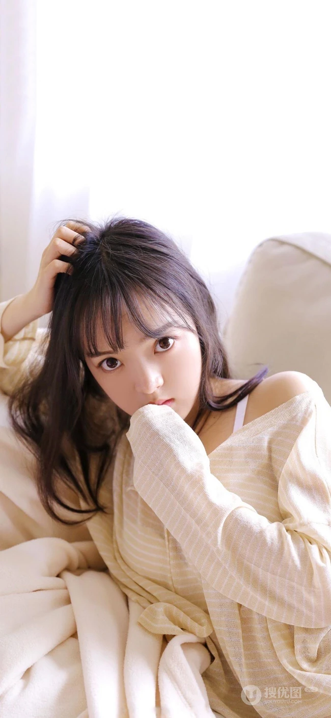 养眼手机壁纸系列，闺房内在床上的性感长发美女