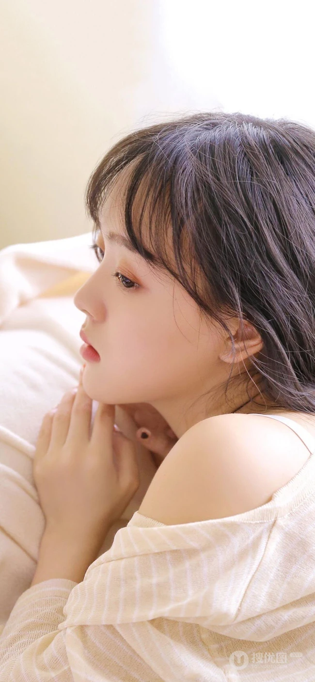 养眼手机壁纸系列，闺房内在床上的性感长发美女