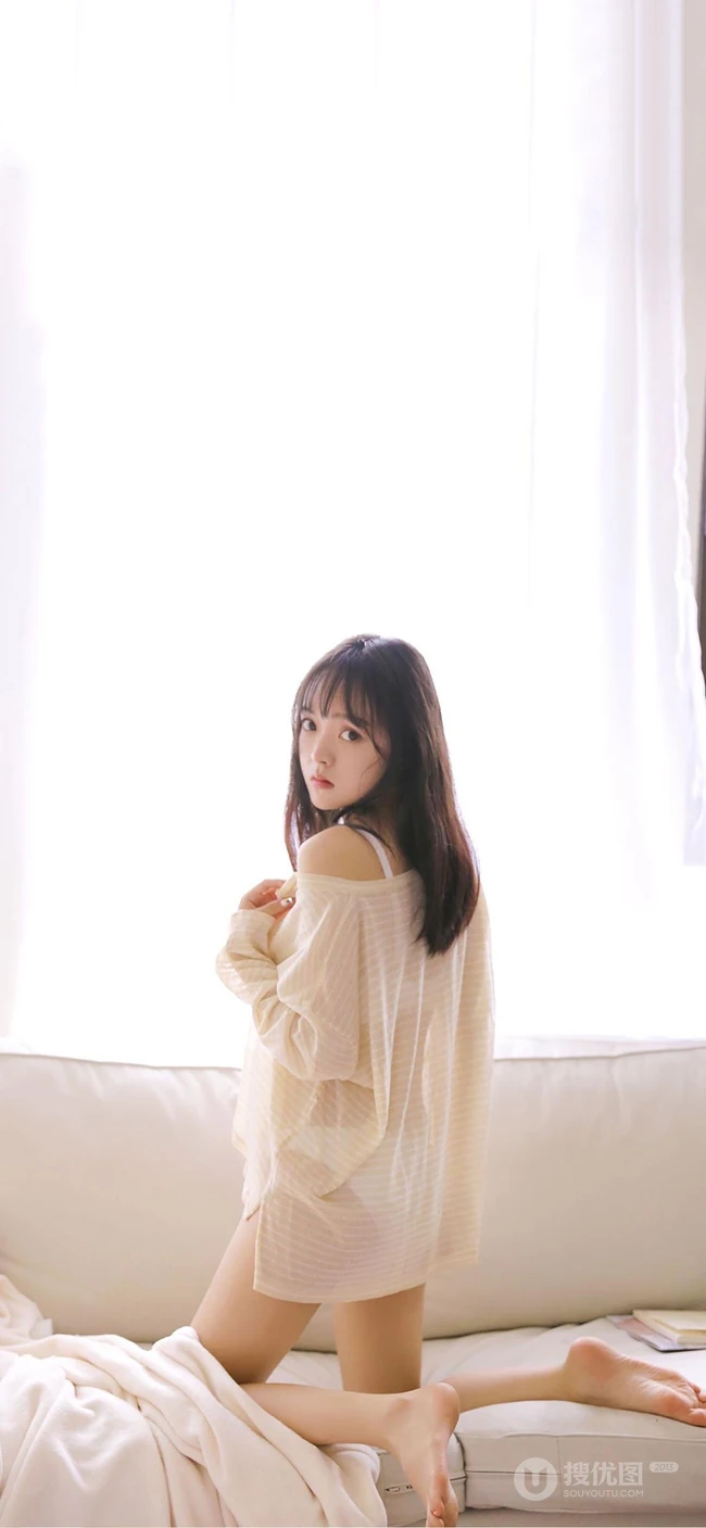 养眼手机壁纸系列，闺房内在床上的性感长发美女