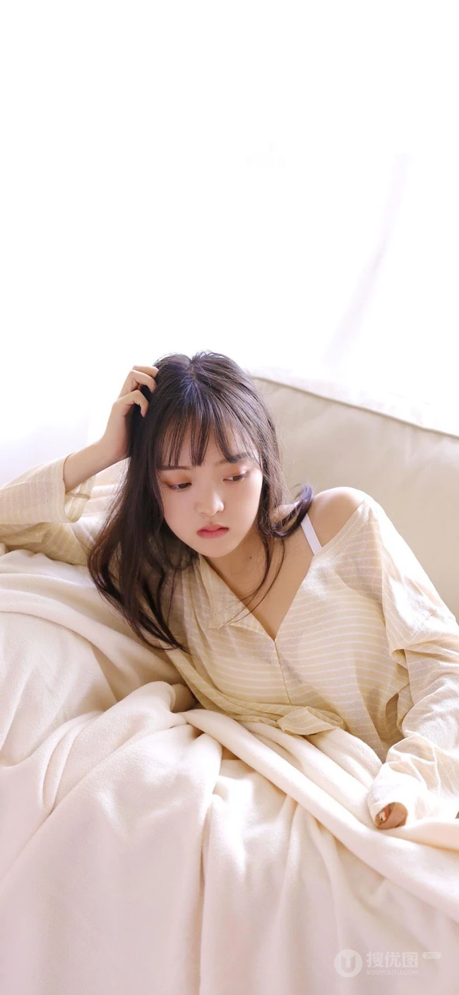 养眼手机壁纸系列，闺房内在床上的性感长发美女