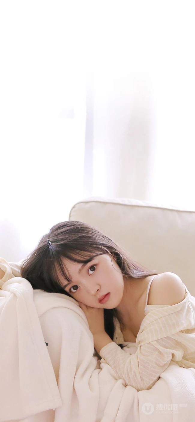 养眼手机壁纸系列，闺房内在床上的性感长发美女
