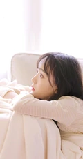 养眼手机壁纸系列，闺房内在床上的性感长发美女