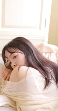 养眼手机壁纸系列，闺房内在床上的性感长发美女