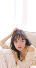 养眼手机壁纸系列，闺房内在床上的性感长发美女