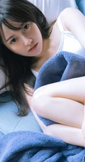 大眼睛，瓜子脸，气质时尚绝少女白衣肩带死库水室内气质写真