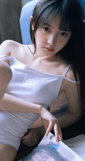 大眼睛，瓜子脸，气质时尚绝少女白衣肩带死库水室内气质写真