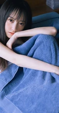 大眼睛，瓜子脸，气质时尚绝少女白衣肩带死库水室内气质写真