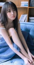 大眼睛，瓜子脸，气质时尚绝少女白衣肩带死库水室内气质写真