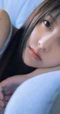 大眼睛，瓜子脸，气质时尚绝少女白衣肩带死库水室内气质写真