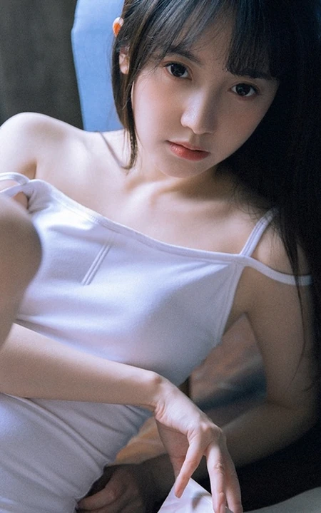 大眼睛，瓜子脸，气质时尚绝少女白衣肩带死库水室内气质写真