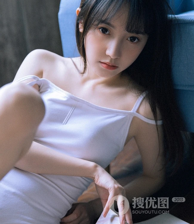 大眼睛，瓜子脸，气质时尚绝少女白衣肩带死库水室内气质写真