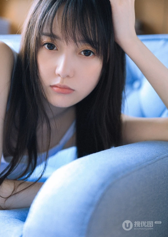 大眼睛，瓜子脸，气质时尚绝少女白衣肩带死库水室内气质写真