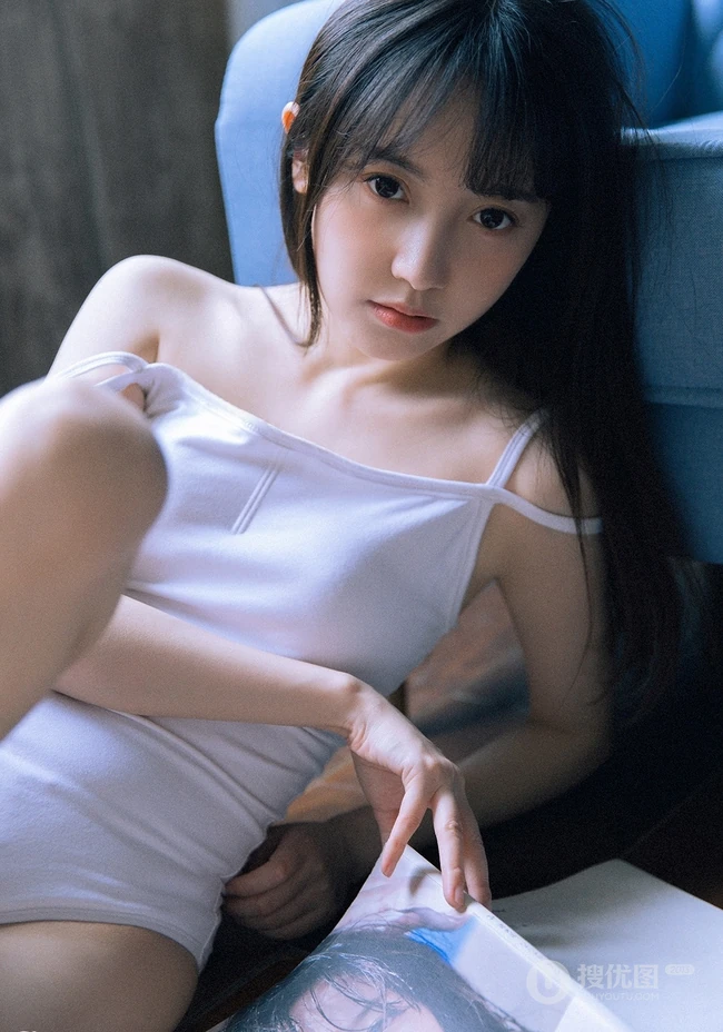 大眼睛，瓜子脸，气质时尚绝少女白衣肩带死库水室内气质写真
