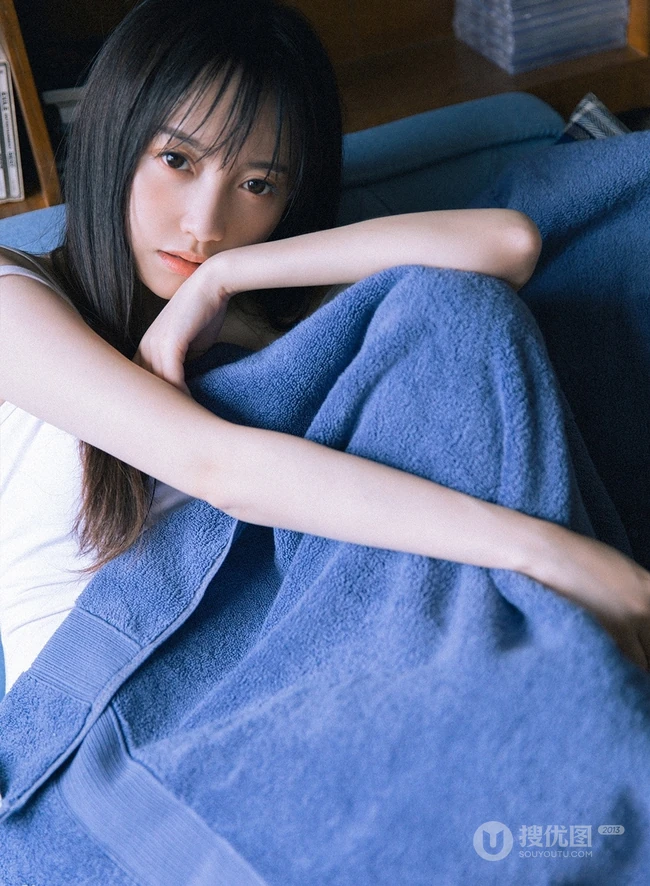 大眼睛，瓜子脸，气质时尚绝少女白衣肩带死库水室内气质写真