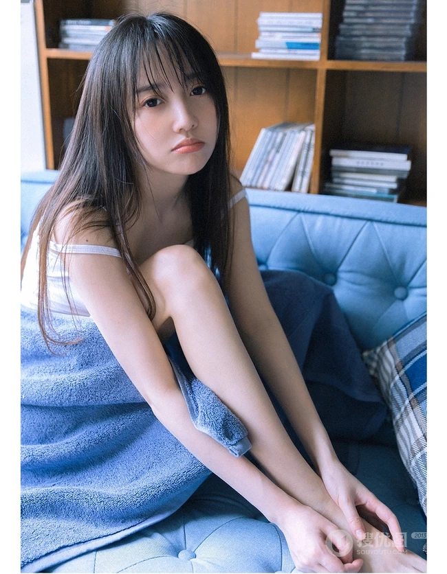 大眼睛，瓜子脸，气质时尚绝少女白衣肩带死库水室内气质写真