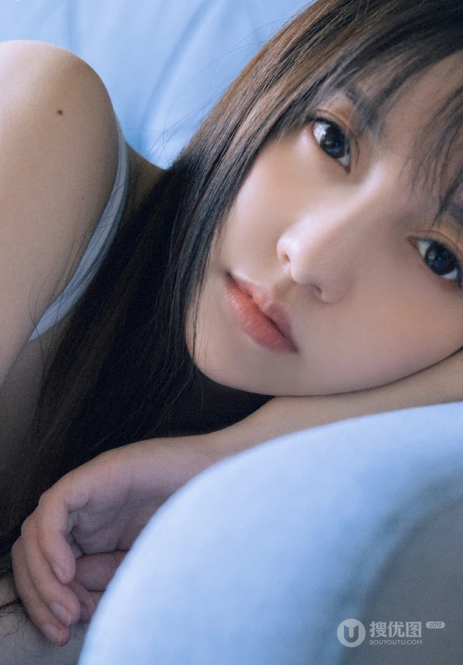 大眼睛，瓜子脸，气质时尚绝少女白衣肩带死库水室内气质写真
