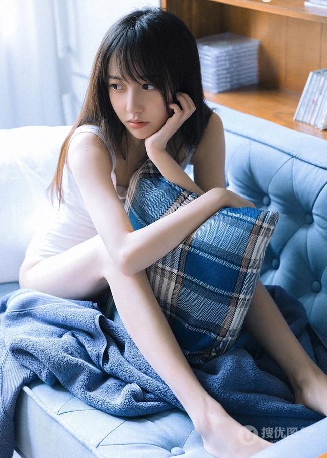 大眼睛，瓜子脸，气质时尚绝少女白衣肩带死库水室内气质写真