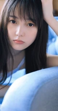 大眼睛，瓜子脸，气质时尚绝少女白衣肩带死库水室内气质写真