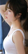 高鼻梁绝少女，超完美的女孩肩带背心短裤室内线条感写真吸睛