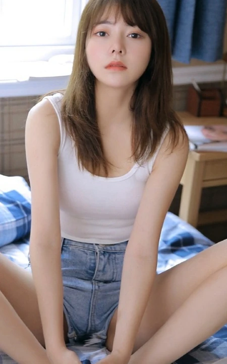 高鼻梁绝少女，超完美的女孩肩带背心短裤室内线条感写真吸睛