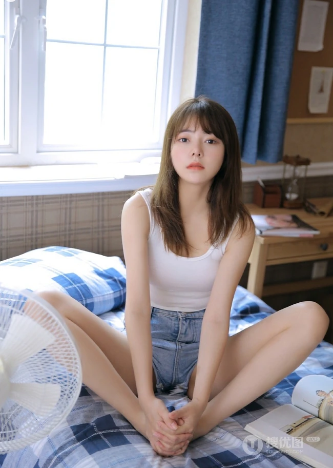 高鼻梁绝少女，超完美的女孩肩带背心短裤室内线条感写真吸睛