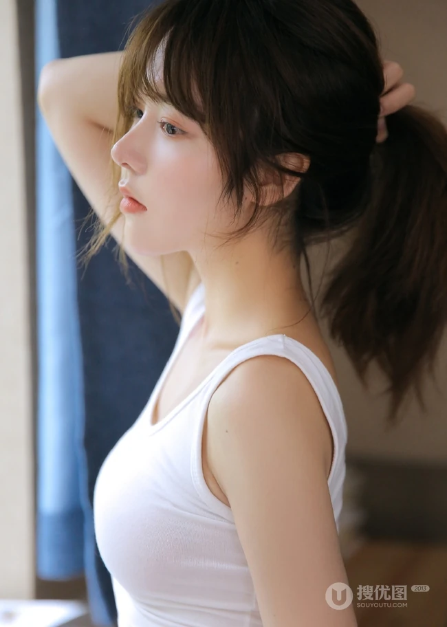 高鼻梁绝少女，超完美的女孩肩带背心短裤室内线条感写真吸睛