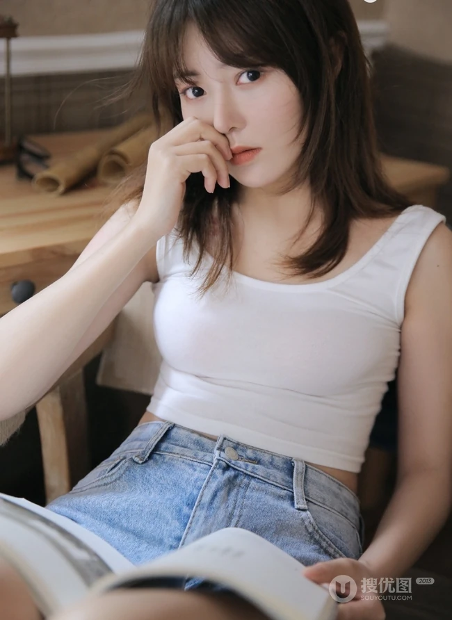 高鼻梁绝少女，超完美的女孩肩带背心短裤室内线条感写真吸睛