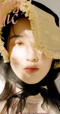女生邓恩熙游园写真，邓恩熙户外游园洋气YOUNGCHIC杂志写真
