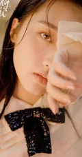 女生邓恩熙游园写真，邓恩熙户外游园洋气YOUNGCHIC杂志写真
