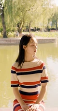 女生邓恩熙游园写真，邓恩熙户外游园洋气YOUNGCHIC杂志写真