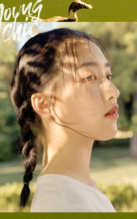 女生邓恩熙游园写真，邓恩熙户外游园洋气YOUNGCHIC杂志写真