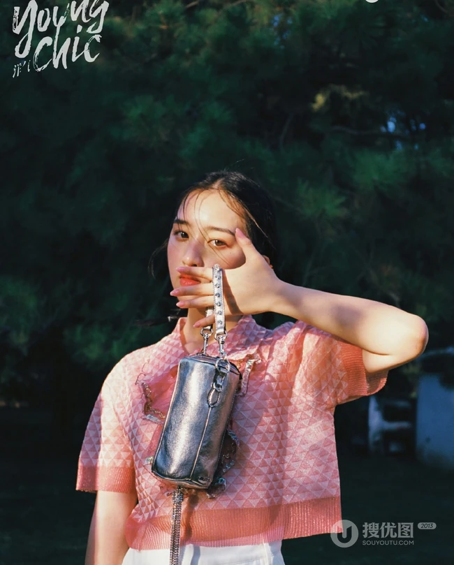 女生邓恩熙游园写真，邓恩熙户外游园洋气YOUNGCHIC杂志写真