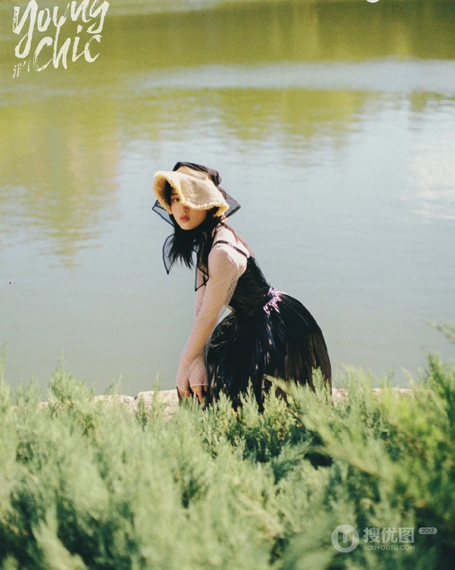 女生邓恩熙游园写真，邓恩熙户外游园洋气YOUNGCHIC杂志写真