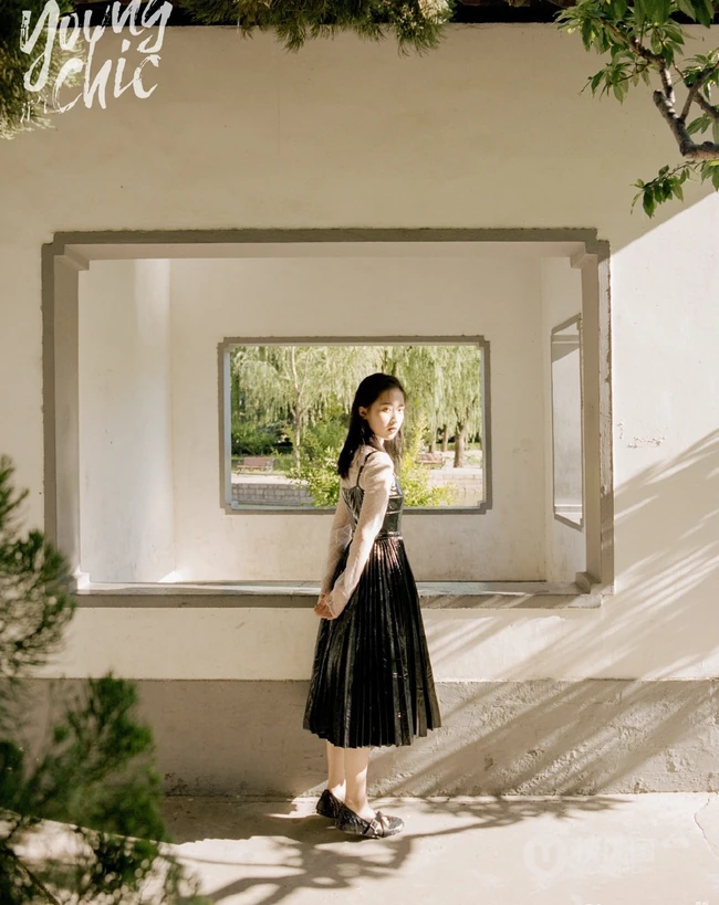女生邓恩熙游园写真，邓恩熙户外游园洋气YOUNGCHIC杂志写真