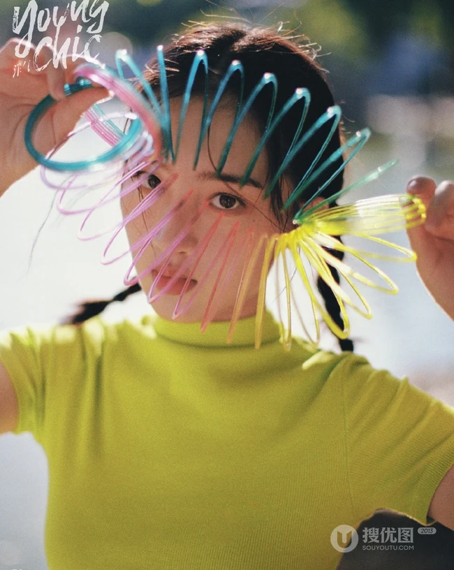 女生邓恩熙游园写真，邓恩熙户外游园洋气YOUNGCHIC杂志写真