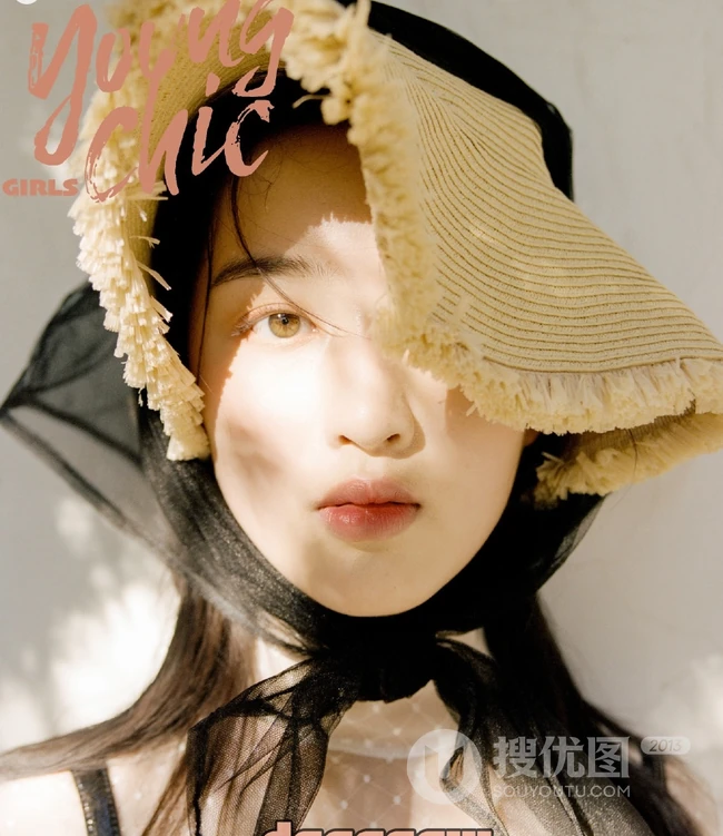 女生邓恩熙游园写真，邓恩熙户外游园洋气YOUNGCHIC杂志写真